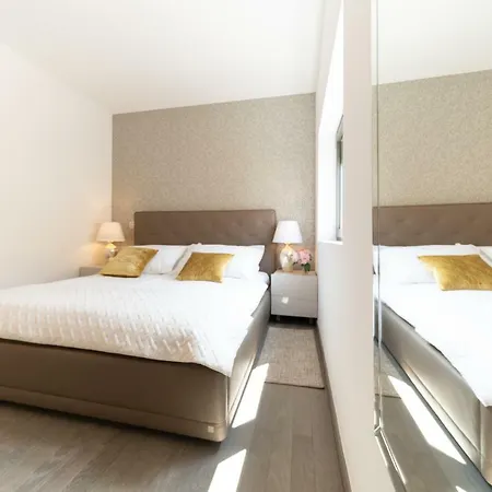 Unique Luxury Designers דירה